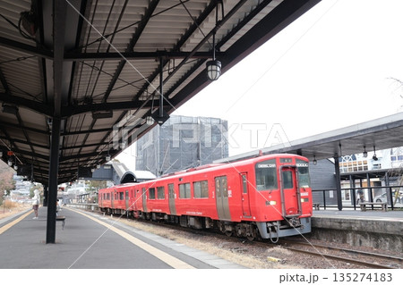 JR由布院駅に停車する久大本線の列車 135274183
