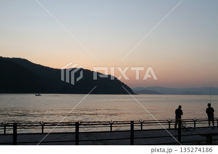 夕焼けと釣り人 夕焼けと釣り人 135274186