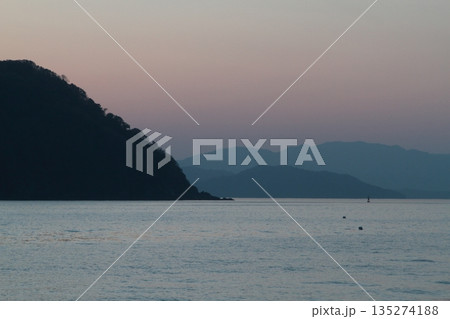 海に沈む夕日 海に沈む夕日 135274188