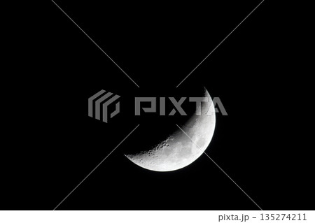 輝く月 135274211