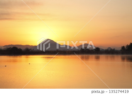 木浜内湖から見た朝焼けの三上山 135274419