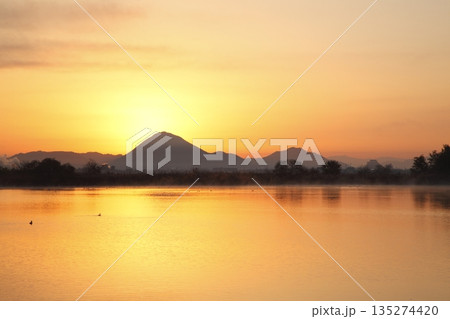 木浜内湖から見た朝焼けの三上山 木浜内湖から見た朝焼けの三上山 135274420