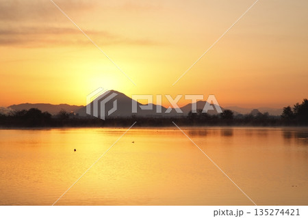 木浜内湖から見た朝焼けの三上山 135274421
