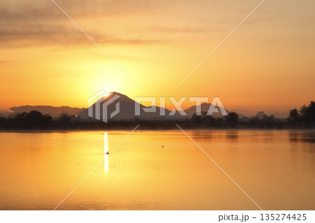 木浜内湖から見た朝焼けの三上山 木浜内湖から見た朝焼けの三上山 135274425