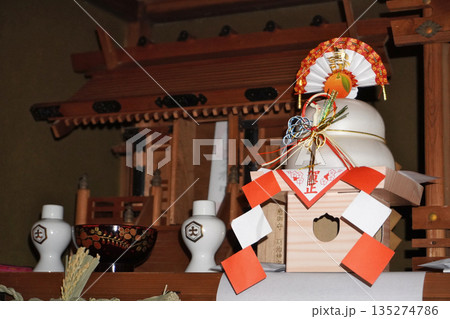 神棚にお供えした鏡餅02 135274786