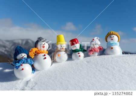 新雪とたくさんの雪だるまたち 新雪とたくさんの雪だるまたち 135274802