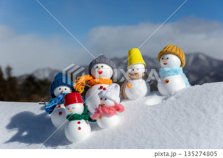新雪とたくさんの雪だるまたち 135274805
