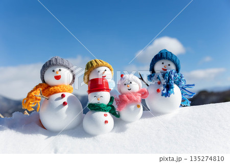 新雪とたくさんの雪だるまたち 新雪とたくさんの雪だるまたち 135274810