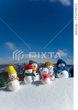 新雪とたくさんの雪だるまたち 新雪とたくさんの雪だるまたち 135274813