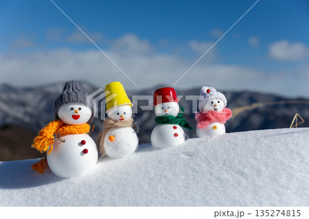 新雪とたくさんの雪だるまたち 新雪とたくさんの雪だるまたち 135274815