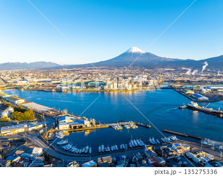 早朝の田子の浦港と富士山（静岡県富士市） 135275336