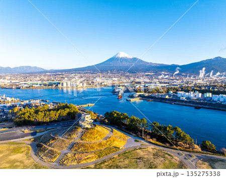 早朝の田子の浦港と富士山(静岡県富士市) 早朝の田子の浦港と富士山(静岡県富士市) 135275338