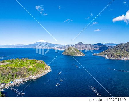 駿河湾、内浦湾と富士山（静岡県沼津市） 135275340