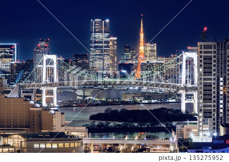 東京都、テレコムセンターから眺めるお台場と東京都心の夜景 東京都、テレコムセンターから眺めるお台場と東京都心の夜景 135275952