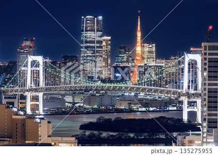 東京都、テレコムセンターから眺めるお台場と東京都心の夜景 135275955