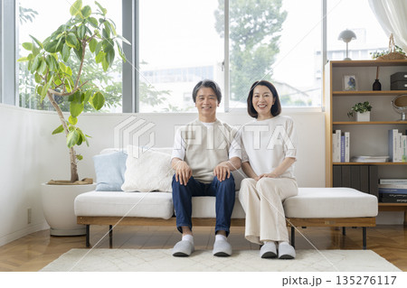 カメラ目線で笑顔の50代の夫婦　イメージ 135276117