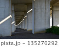 高速道路の下から見た風景 135276292