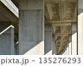 高速道路の下から見た風景 135276293