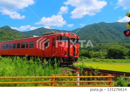 【山口県】山口線と黄色いガードレール 135276614