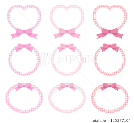 リボンがついたかわいいレースフレームのベクターイラストセット。ハート、飾り、ギンガムチェック 135277104