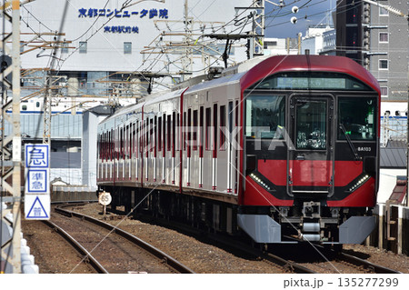 東寺駅に到着する近鉄京都線 8A系 135277299