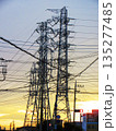 夕暮れの鉄塔と夕焼けの風景 135277485