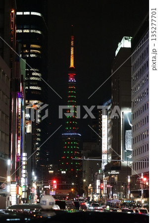 クリスマスツリー色の東京タワーと六本木街並み 12月港区2347 クリスマスツリー色の東京タワーと六本木街並み 12月港区2347 135277701