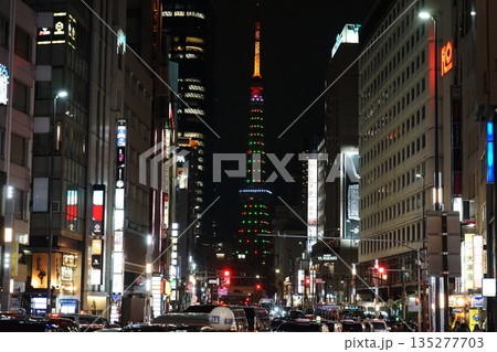 クリスマスツリー色の東京タワーと六本木街並み　12月港区2349 135277703