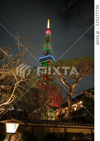 クリスマスツリー色の東京タワーととうふ屋うかい　12月港区2382 135277736