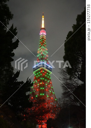 クリスマスツリー色の東京タワー　12月港区2384 135277738