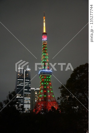 クリスマスツリー色の東京タワーとプリンス芝公園　12月港区2389 135277744