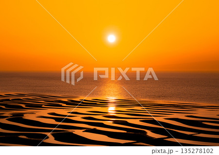 御輿来海岸に沈む夕日 御輿来海岸に沈む夕日 135278102