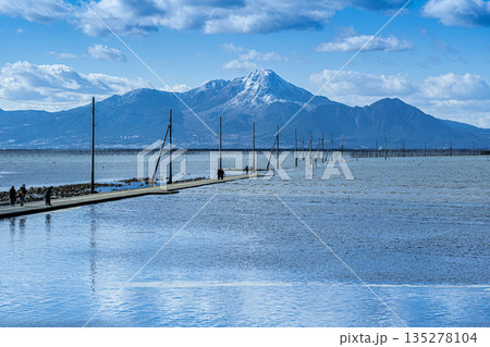 積雪の雲仙普賢岳と長部田海床路 135278104