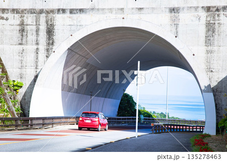 沖縄ドライブイメージ（ニライカナイ橋） 135278463