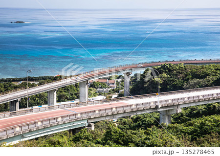 沖縄ドライブイメージ（ニライカナイ橋） 135278465