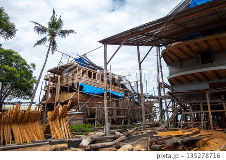 Traditional boat construction in Tana Beru, Sulawesi, Indonesia Traditional boat construction in Tana Beru, Sulawesi, Indonesia 135278716
