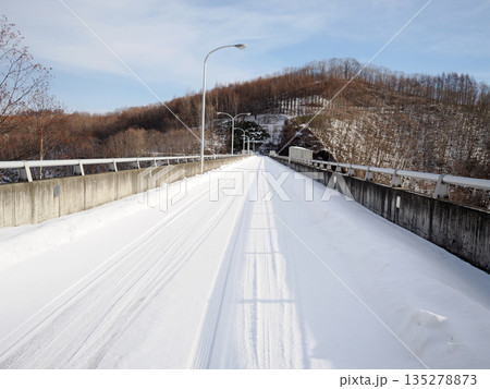 佐幌ダムの上の風景 135278873