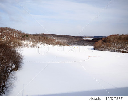 佐幌ダムから見たサホロ湖の風景 135278874