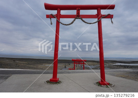 有明海 干潮時の海中鳥居 有明海 干潮時の海中鳥居 135279216