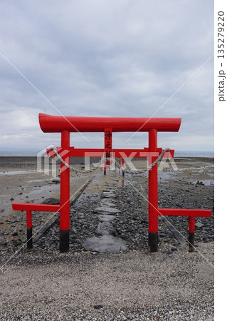 有明海 干潮時の海中鳥居 135279220