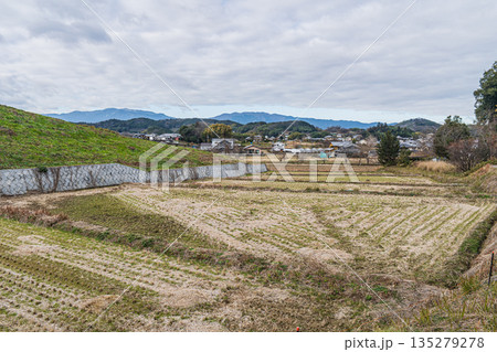 冬の明日香村田園風景　奈良県 135279278