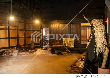 晩秋の遠野ふるさと村の南部曲がり家の弥十郎どんの屋内 135279340