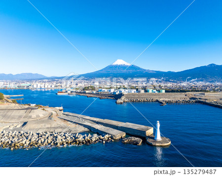 早朝の田子の浦港と富士山（静岡県富士市） 135279487