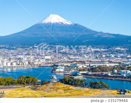 早朝の田子の浦港と富士山（静岡県富士市） 135279488