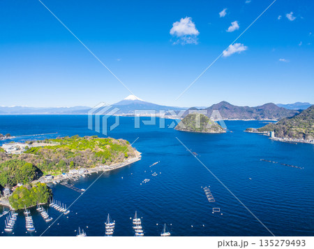 駿河湾、内浦湾と富士山（静岡県沼津市） 135279493