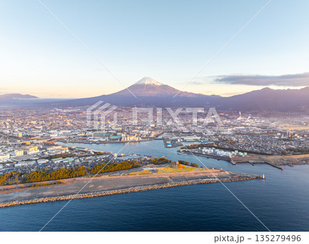 早朝の田子の浦港と富士山（静岡県富士市） 135279496