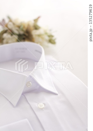 爽やかなワイシャツ 135279619