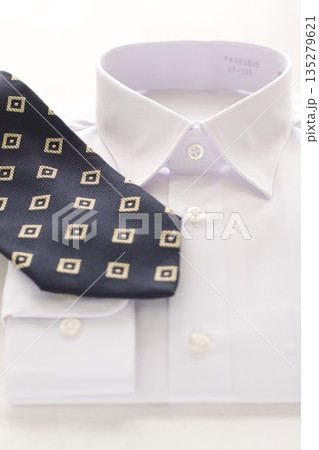 ワイシャツとネクタイ 135279621