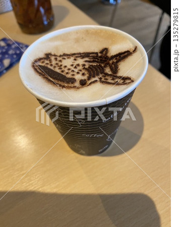 クジラのラテアートが描かれたテイクアウトカップのカフェラテ クジラのラテアートが描かれたテイクアウトカップのカフェラテ 135279815
