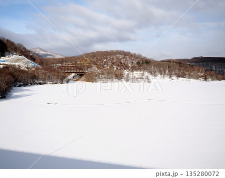 サホロ湖と佐幌大橋 サホロ湖と佐幌大橋 135280072